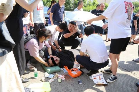 老师晕倒，大一女生展现团结协作救人精神