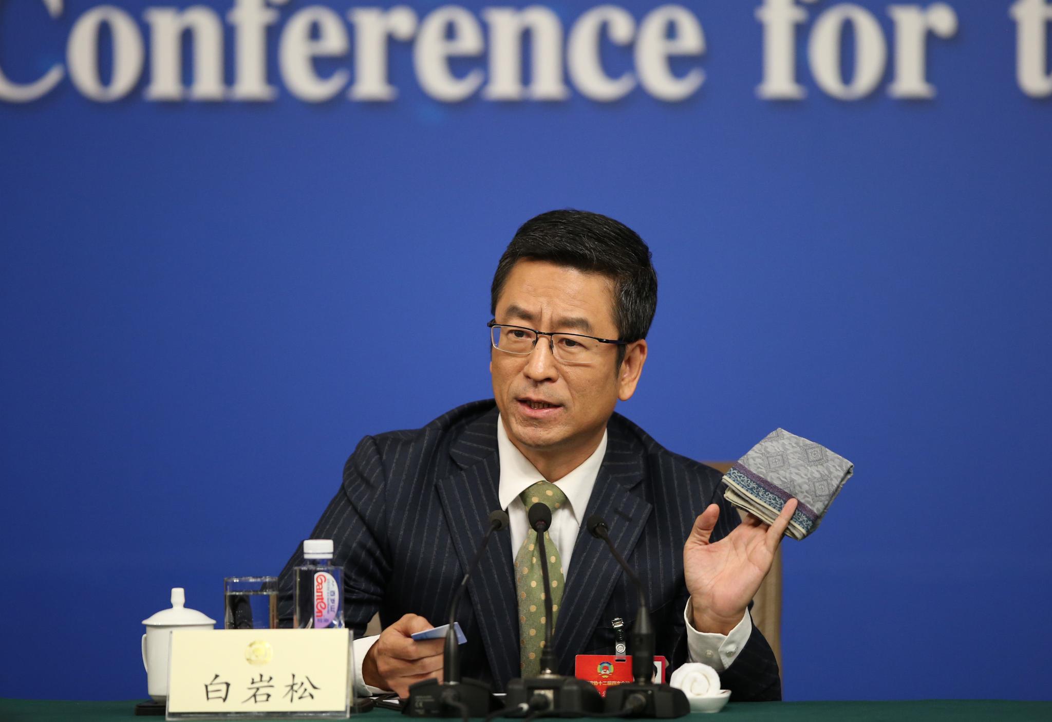 白岩松回家乡捐赠珍贵藏品，传递爱心，弘扬文化